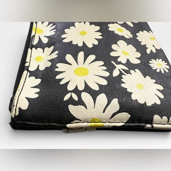 Betsey Johnson Daisy Pouch/Wallet - Picture 3 of 9